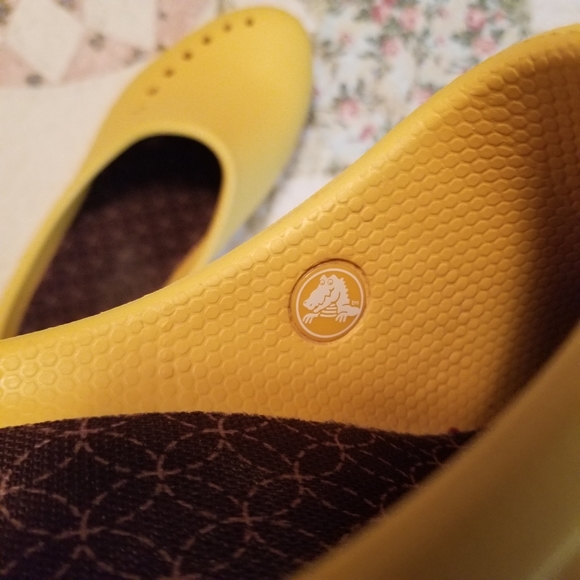 🌻 Crocs Clogs - Picture 9 of 9